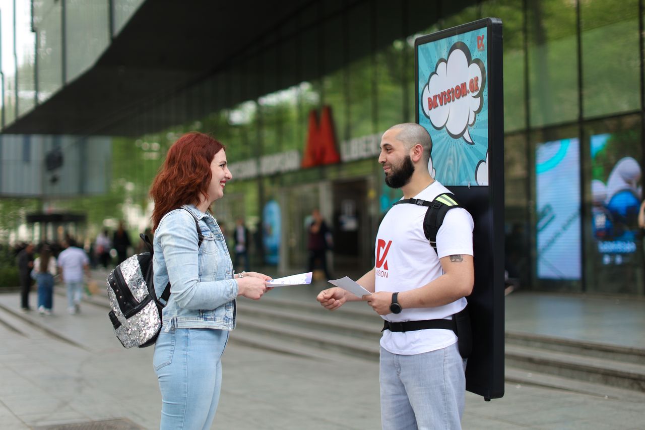 Posterartige Werbefläche mit urbaner Bildsprache